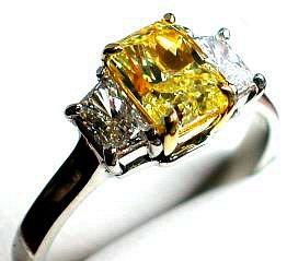 Fancy Light yellow, with two trapezoids in platinum/18k