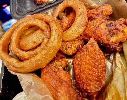 Chicken Wings & Onion Rings (1/2 lb.)