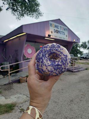 sadly the donuts taste like old meat oil.  hopefully this was just a bad day.