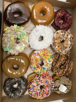 I ordered these for a Friday doughnut day at work. They were a hit! Beautiful presentation