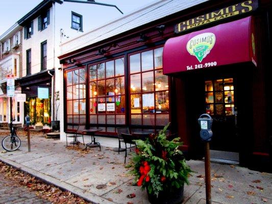 Attractive pizzeria at the top of the hill in Chestnut Hill