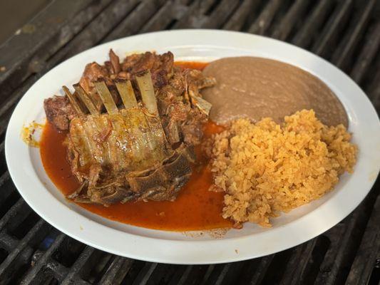 Combinación de birria de chivo tatemada,