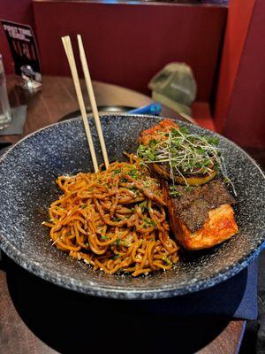 Garlic noodles with salmon