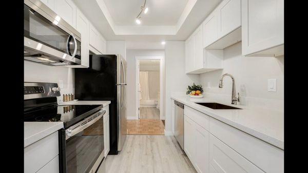 Kitchen with white shaker cabinets, quiet close, full extension drawers, sparkling white quartz countertops