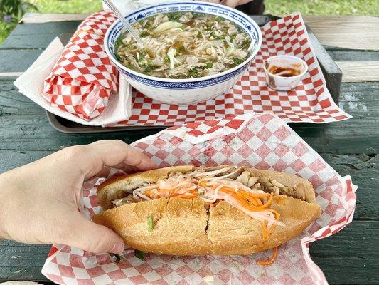 Lemongrass chicken bánh mì