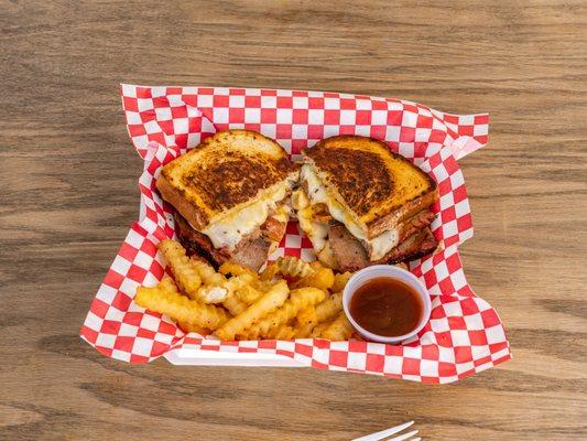 Cheesy Roman 
Mouth watering Brisket, provolone, American cheese,  Mac & cheese, 2 slices of bacon on Garlic toasted Brioche bread.