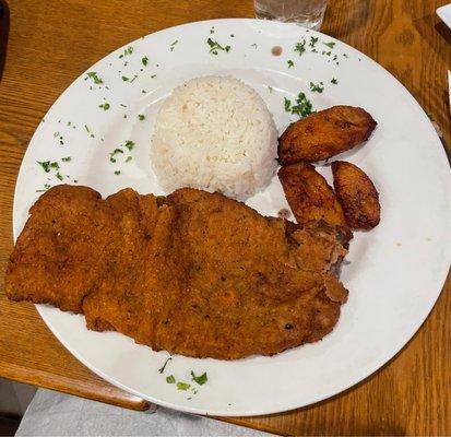 Bistec Empanizado White rice Plantains