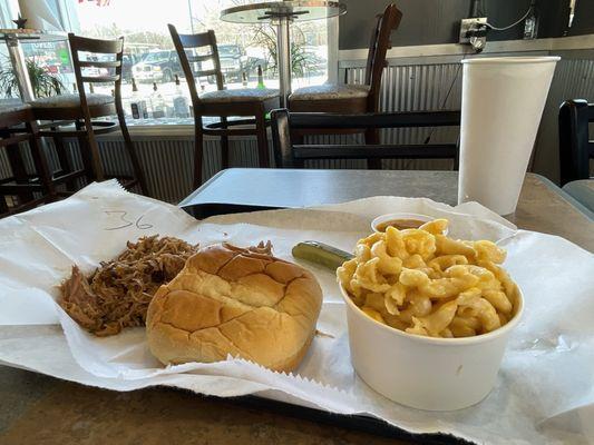 Pulled pork sandwich with Mac n cheese