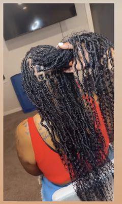 Nyeisha who is at Essentially Beau. She offers starter locs, loc retwists, soft locs and more. Book her by visiting our IG page.