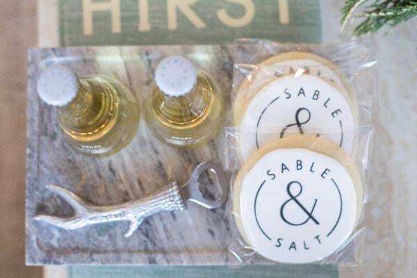 Sable & Salt offers a wide range of beverages and snacks including- lattes, tea, usual organic wines, beer, soda and sparkling water.