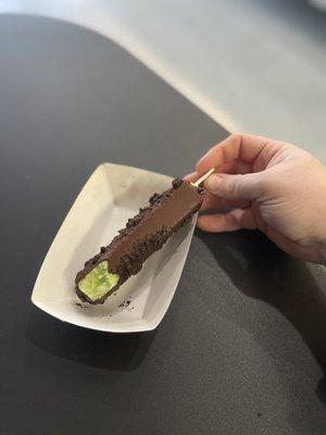 Kiwi with dark chocolate and Oreo