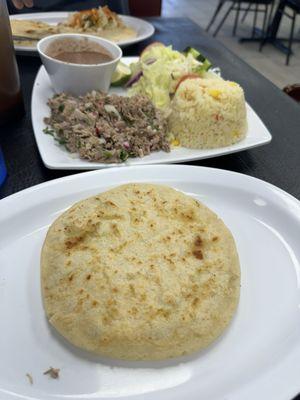 Pupusa de queso con Loroco y Queso Pupusa