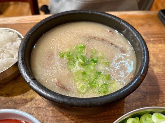 Juntong sullung tang (traditional ox bone soup)