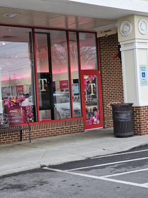 The main entrance to the T-Mobile store.