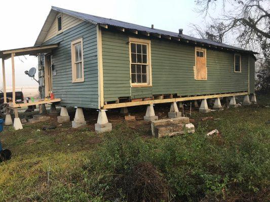 Replaced rotten sills and added two rows of blocks before setting this Freetown home on its new foundation.  Lafayette, LA House Leveling!