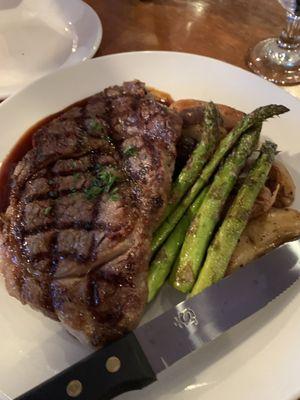 Ribeye with potatoes and asparagus