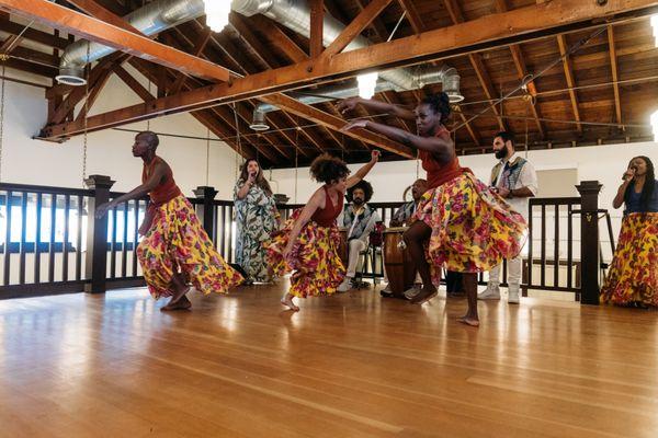 Image of public program workshop, "Rezas E Folhas Prayers and Leaves." Photo by Halline Overby