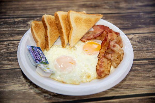 Desayno de Tostadas, huevos y Baicon a lo cubano