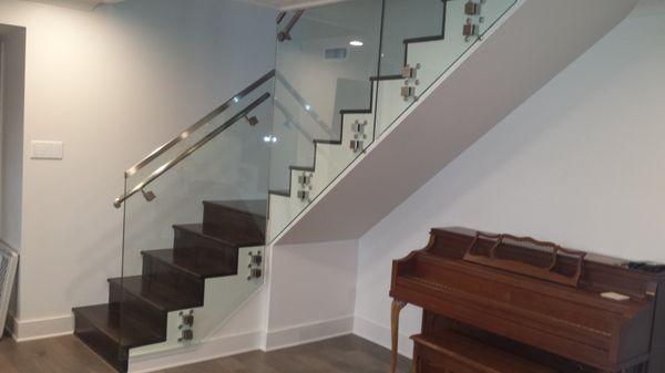 Glass rail staircase