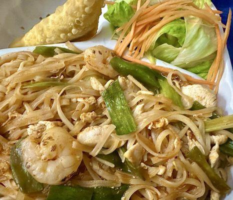 Lunch: Chick/Shrimp Pad Thai ginger salad and appetizer