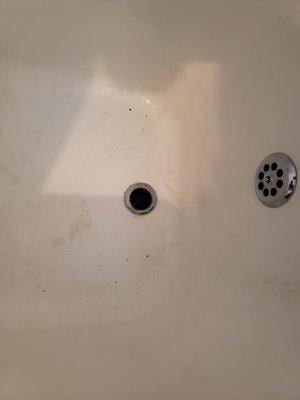 Before and After cleaning on a rust stained bathtub in a trucking office