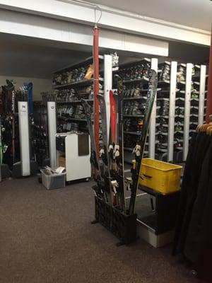 Great convenient ski/snowboard rentals.