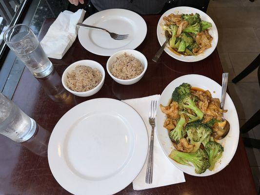 Chicken with broccoli in garlic sauce. Brown rice