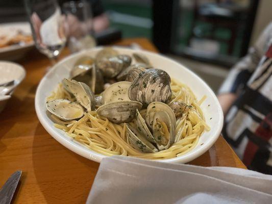 Linguine in white clam sauce