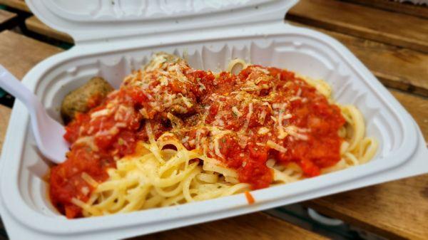 Linguini with tomato sauce and meatballs