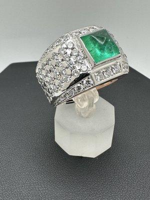 3.87 ct cabochon emerald