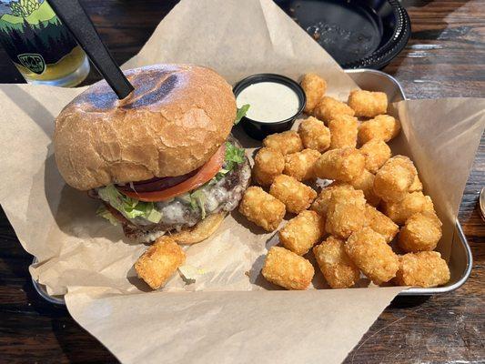 Tonnos burger w tots