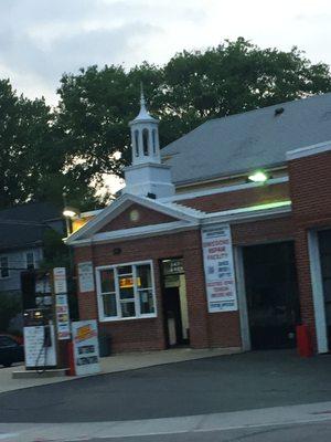 Jack's Gas of Cambridge -- 2535 Massachusetts Avenue / Route 2A, Cambridge              Storefront