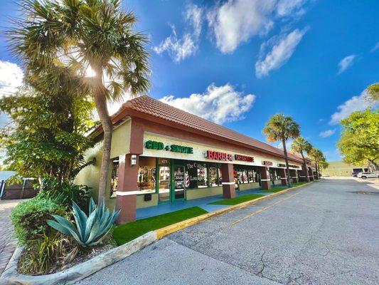 LiftOff Cannabis Boutique x Smoke Shop viewed from outside. 
 Source of: Delta 8 THC / CBD / Vape / Nicotine / FUME / HQD / Cigars / Tobacco