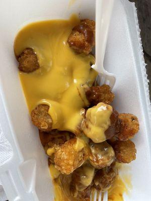 Chili cheese tots