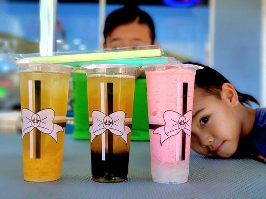 Guava green tea with mango jelly. Lychee/Mango green tea with Honey Boba. Strawberry Smoothie with Lychee Jelly.