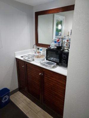 Wet bar, fridge, microwave