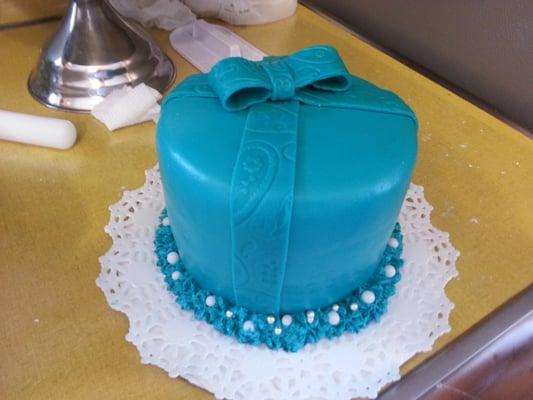 Fondant cake and vainilla flavor.