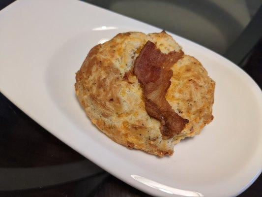 Cheddar biscuit with a soft center, with bacon.