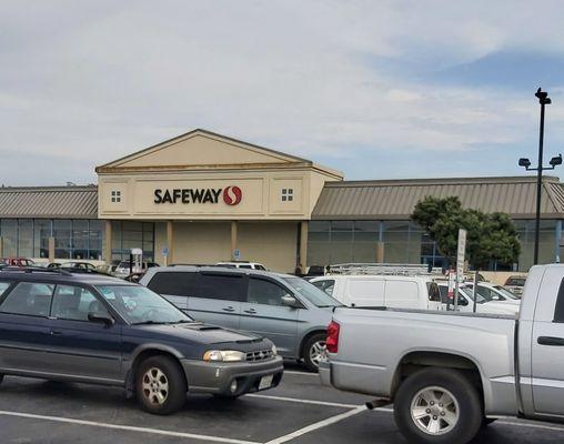 Safeway is open, otherwise not much open in this shopping center