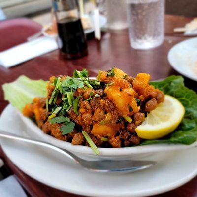 Black Chana salad - spicy black chickpeas & potatoes. Light flavors. Very uhh veggie focused. Alright.