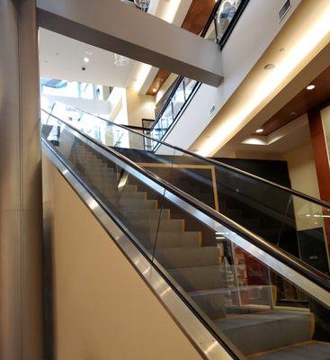 Escalator leading to level 2