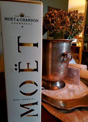 Moet champagne in a gift box - (2/5/2021)