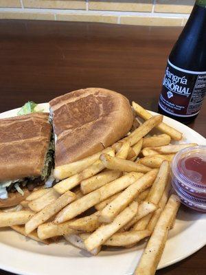 Torta de milanesa con papas fritas y una sangria