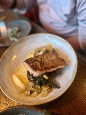 Salmon with crispy potatoes, asparagus and fingerling chips