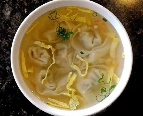 Wonton soup with fried noodles