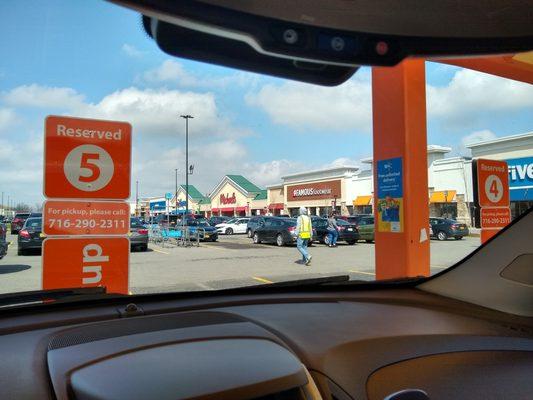 Walmart grocery pickup--the lot here is CRAZY today. #AVOID