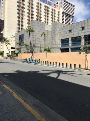 Unused Biki racks on Lewers st