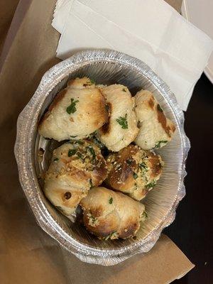 6 Pieces Garlic Knots