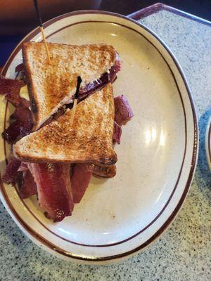 Pastrami on wheat toast