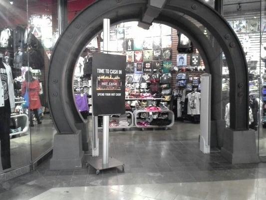 Hot Topic WILLOWBROOK Mall Upper Level.n